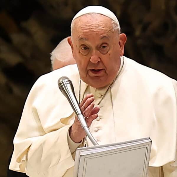 Pope to media: Share hope, build community, shun aggressiveness