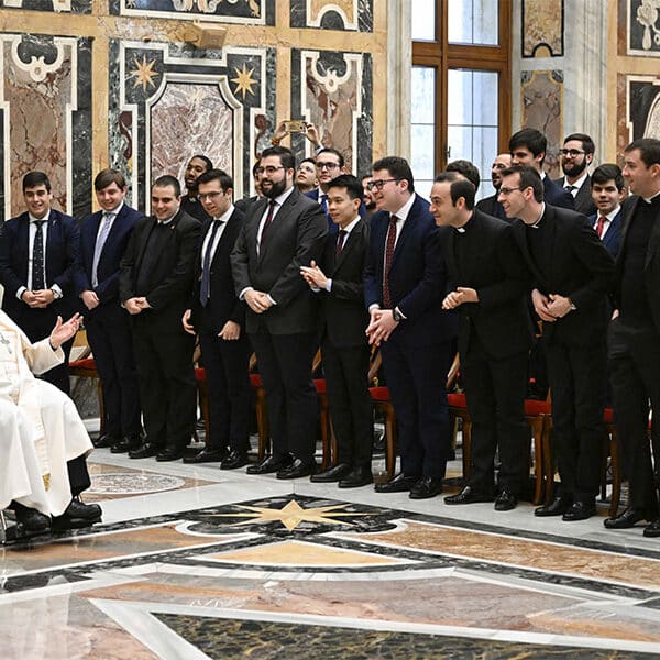 Let hope lead your lives, pope tells seminarians