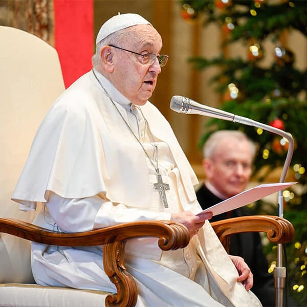 Media literacy needed to counter polarization, narrow thinking, pope says
