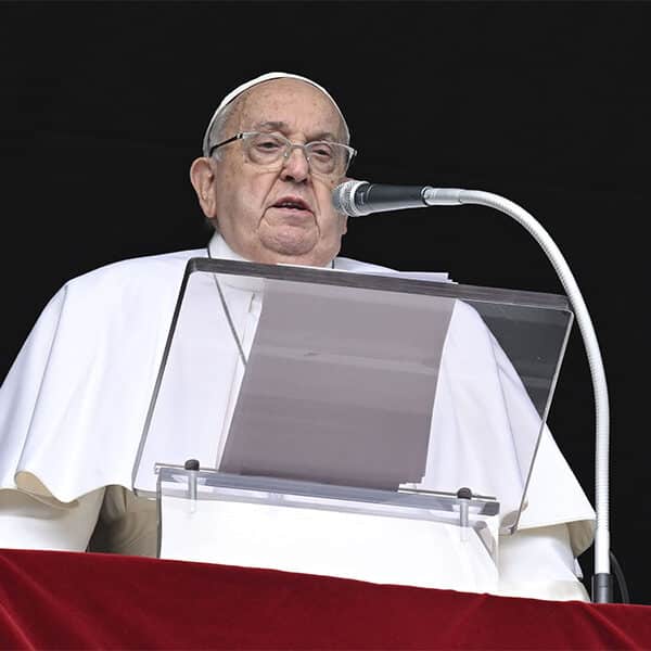 Hope amid suffering leads to God, pope says in message for world’s sick