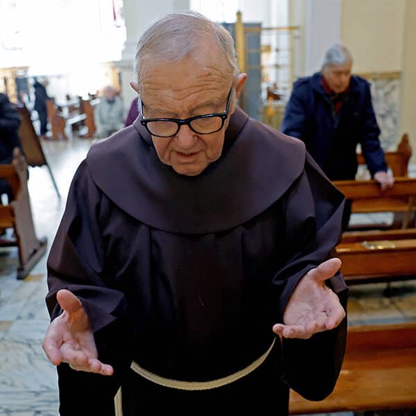 Pope urges liturgical experts to avoid ‘unnecessary pomp’ in Mass