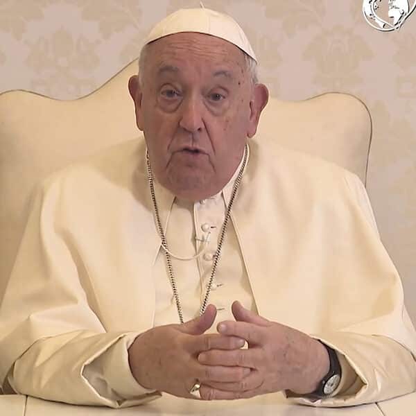 Pope prays for church that accompanies young people in discernment