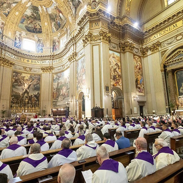 God’s mercy, forgiveness pave the path toward hope, pope writes