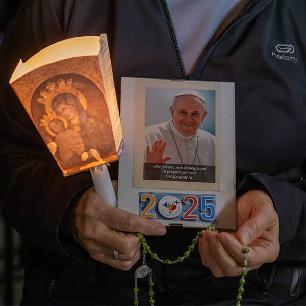 Pope follows Lenten retreat from hospital; his condition remains stable