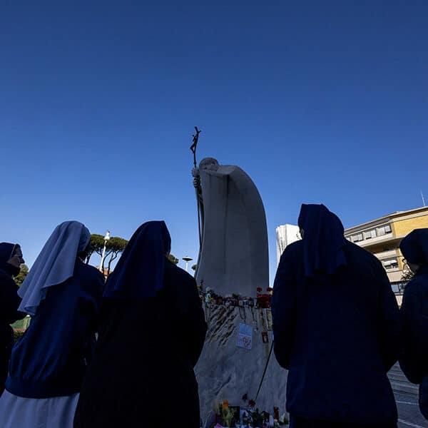 Facing fear with Jesus can set faithful free, pope’s catechesis says