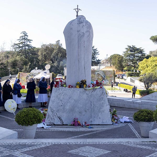 Pope urges young people to embrace vocation as ‘pilgrims of hope’