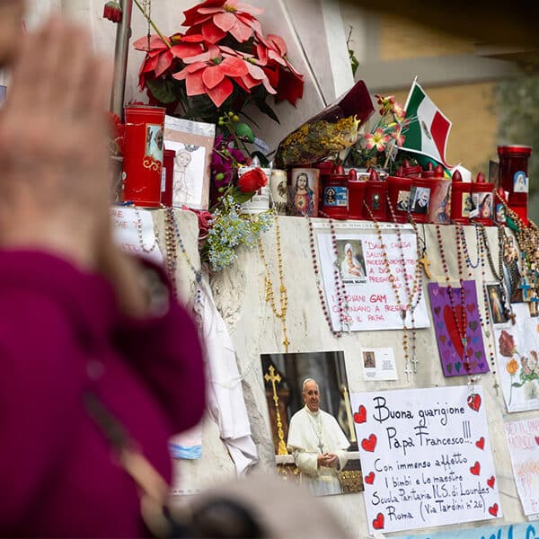 Pope’s doctors say they see evidence of ‘good response to therapy’