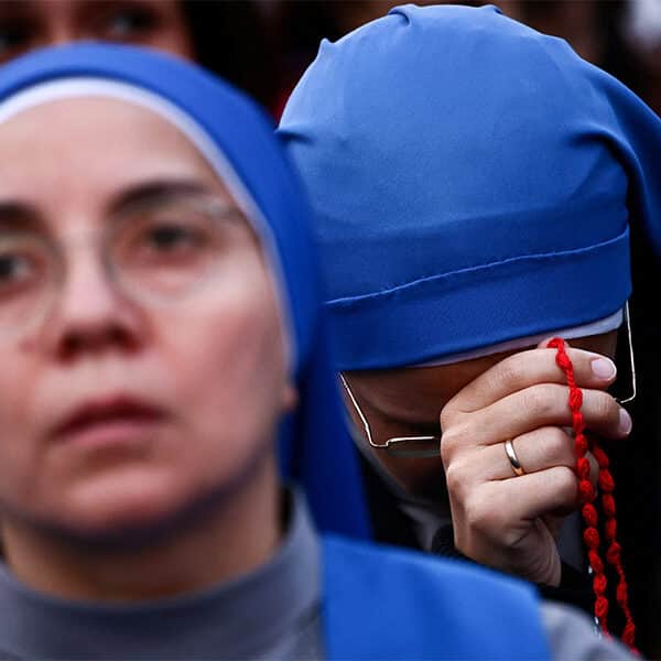 Crowds gather to pray the rosary for repose of pope’s soul