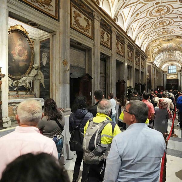 Cardinals, faithful flock to Rome’s center to pray at pope’s tomb