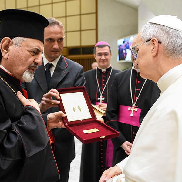 Meeting Eastern Catholics, pope pledges to be peacemaker