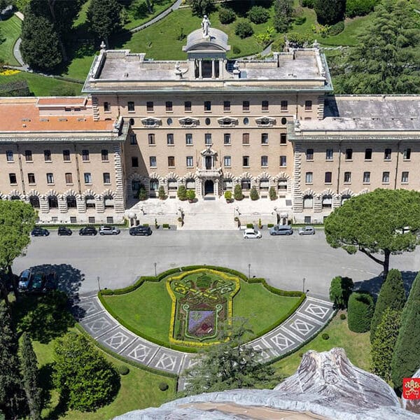 Vatican gardeners plant botanical reproduction of pope’s coat of arms