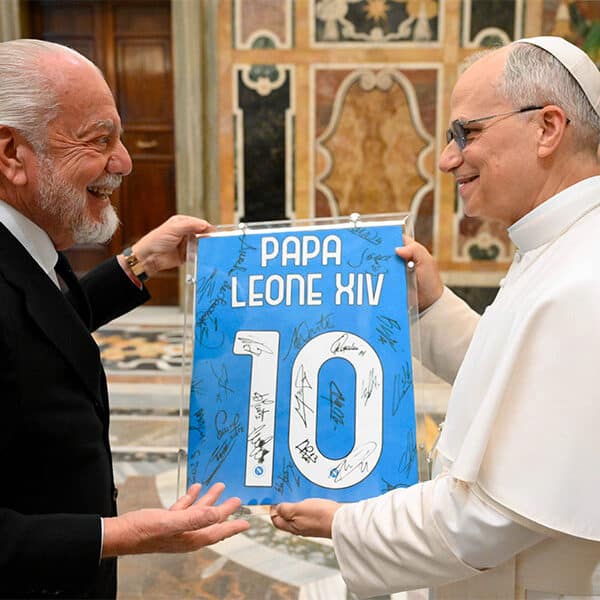 Welcoming Naples soccer team, pope hints he may not be a Rome fan