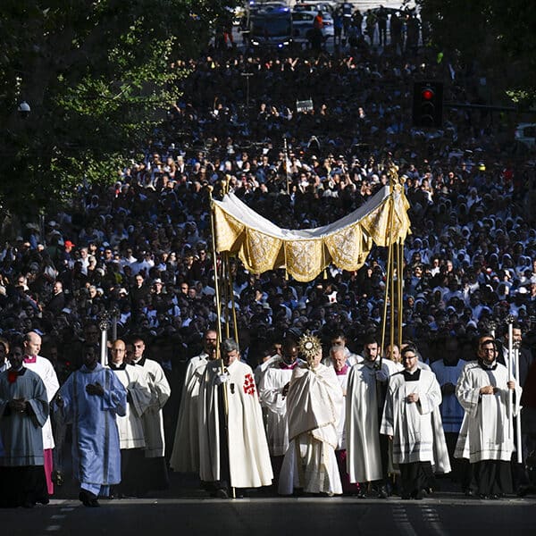 Pope leads Corpus Christi procession through streets of Rome