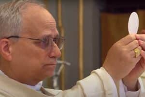 Pope Leo holds the host up in both hands during the consecration