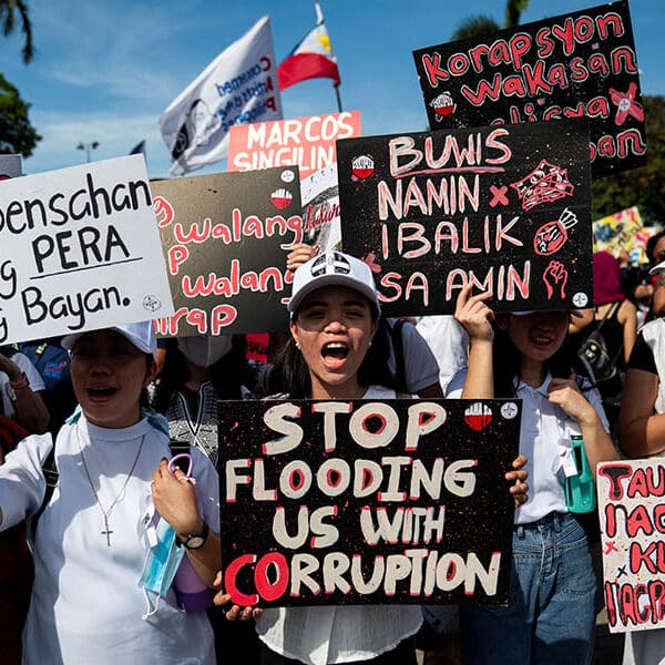 Philippine clergy support massive anti-corruption protests in Manila