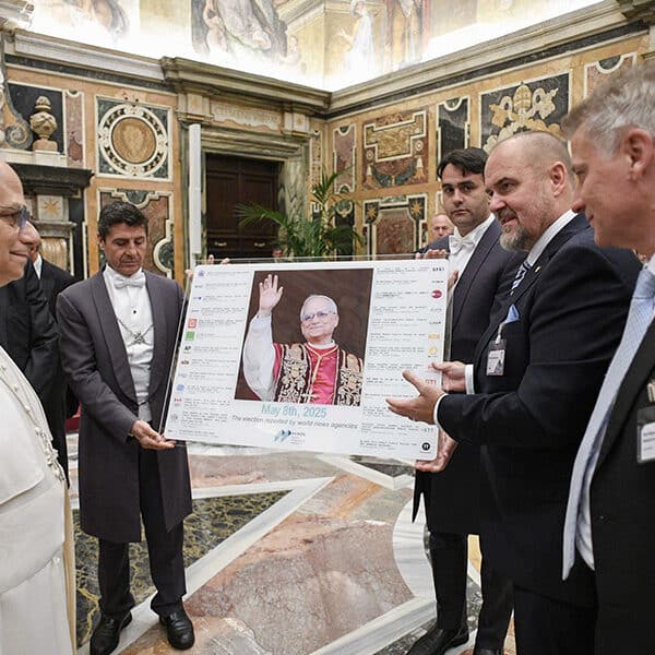 Communications must always defend, guarantee, share the truth, pope says