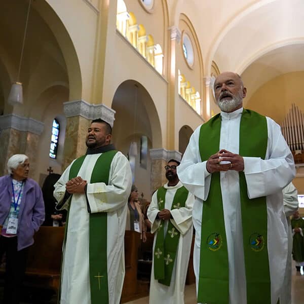 Walking with migrants in the U.S.: Pilgrims see, want to be signs of hope