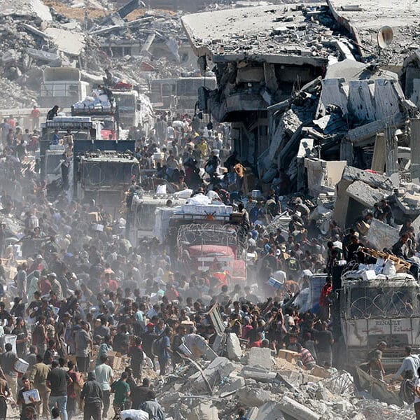 Pope: Palestinians, Israelis must see each other as brothers, sisters