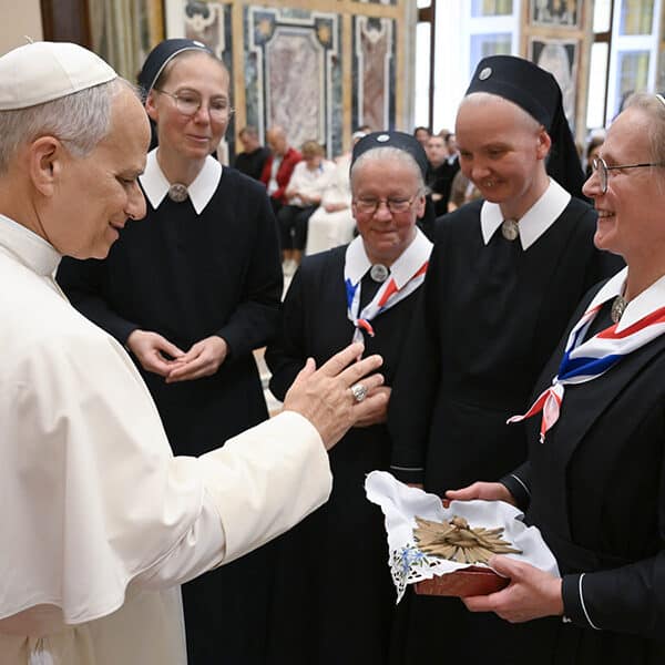 Pope welcomes Russian pilgrims, prays they will be witnesses of hope