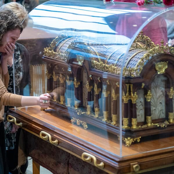 Tears and prayers greet St. Thérèse relics in Towson