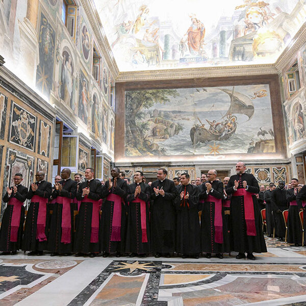 Pope asks priests in diplomatic corps to be witnesses of hope