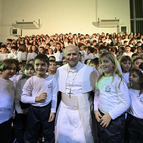 Attending school Christmas concert, pope thanks children for sharing love