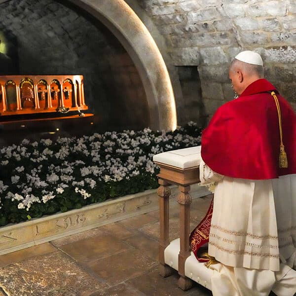 Love without fear, pope tells Lebanese church workers