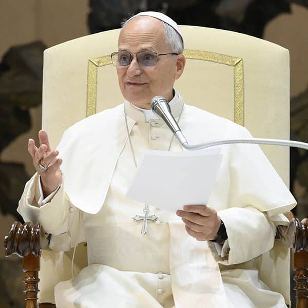 Pope thanks priests, encourages them to share responsibilities with laity