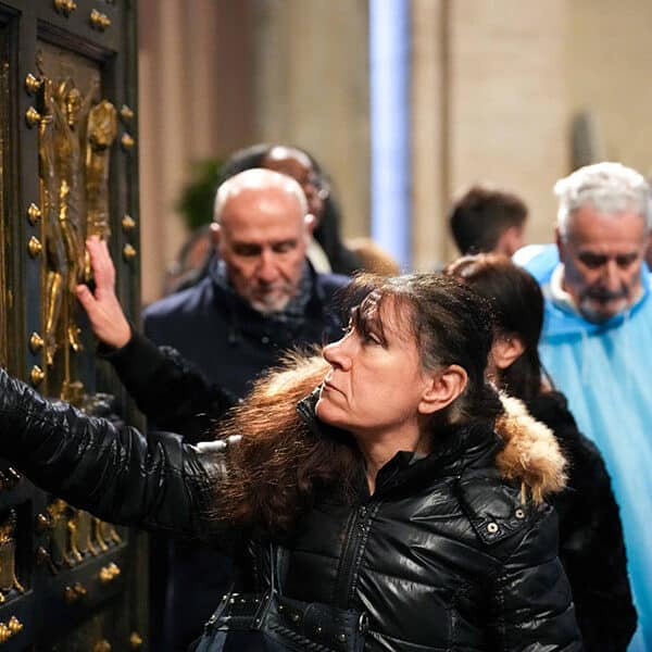 Torrential rains, looming deadline, don’t deter last-minute pilgrims