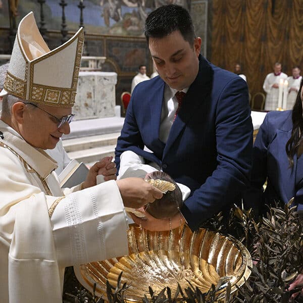 Parents can’t wait for children to choose baptism, says pope, baptizing 20 infants in Sistine Chapel