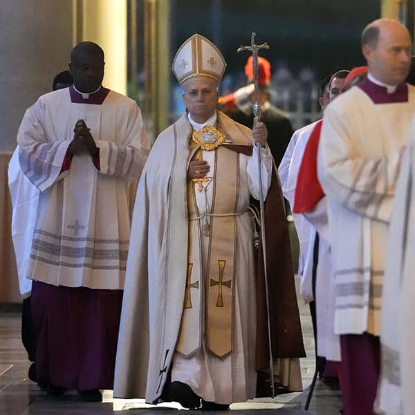 All Christians must humbly, joyfully invite others to trust in God, pope says