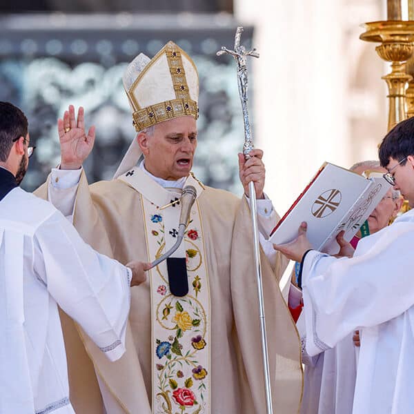 At Easter Mass, Pope Leo proclaims Resurrection conquers ‘the power of death’