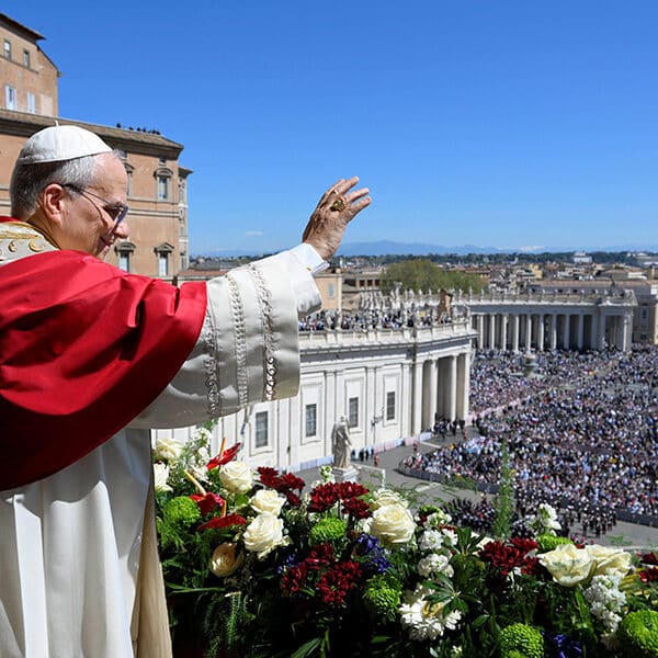 ‘The power with which Christ rose is entirely nonviolent,’ pope says in Easter peace message