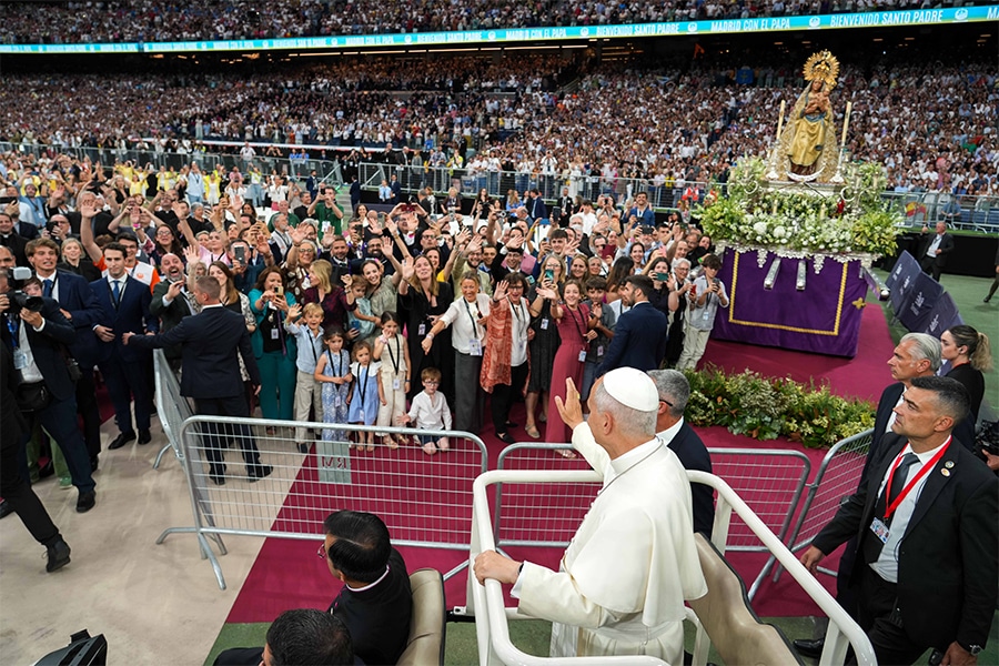 Pope helps celebrate joy of being human, seeking truth, embracing wounds
