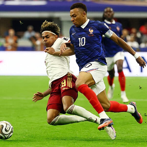 Faith joins football as Spain and Argentina face off for World Cup title