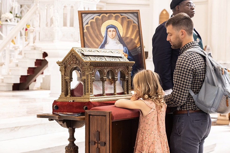 2 apostles of Sacred Heart meet in Denver; thousands venerate St. Margaret Mary Alacoque relics