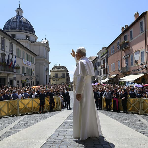 Pope calls for end to West Bank violence, pursuit of two-state solution